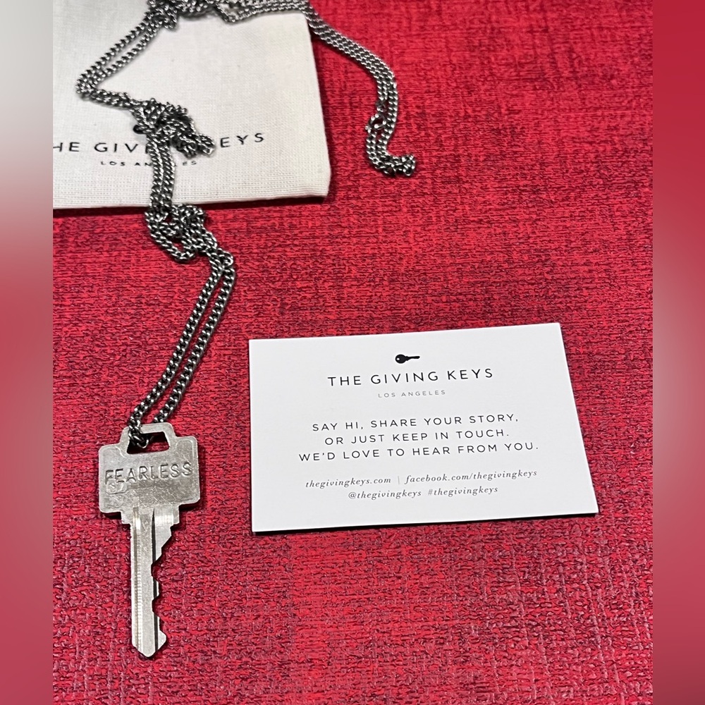 THE GIVING KEY VINTAGE AUTHENTIC CHAIN & KEY WITH THE WORD ‘FEARLESS’ ON KEY - Picture 3 of 9